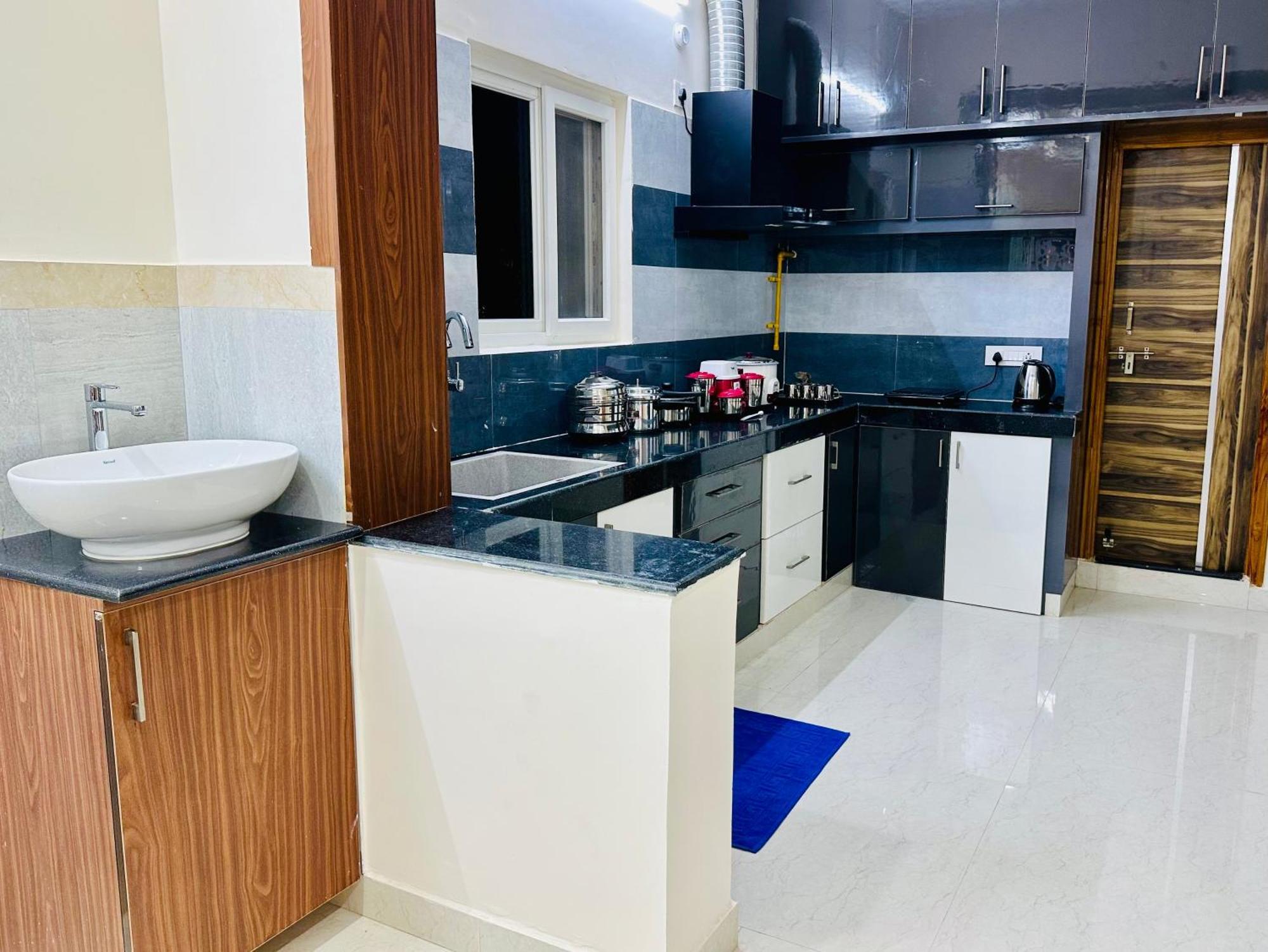 Truelife - 3Bhk Family Suites - Ps4 Pure Veg Restaurant On The Way To Balaji Temple - 2500 Sft Large Signature Apartment - Modular Kitchen - Super Fast Wifi, Smart Tv, 250 Jio Channels - Parking - Easy Access To All Temples - Top Service With Lots Of Tirupati Exterior photo